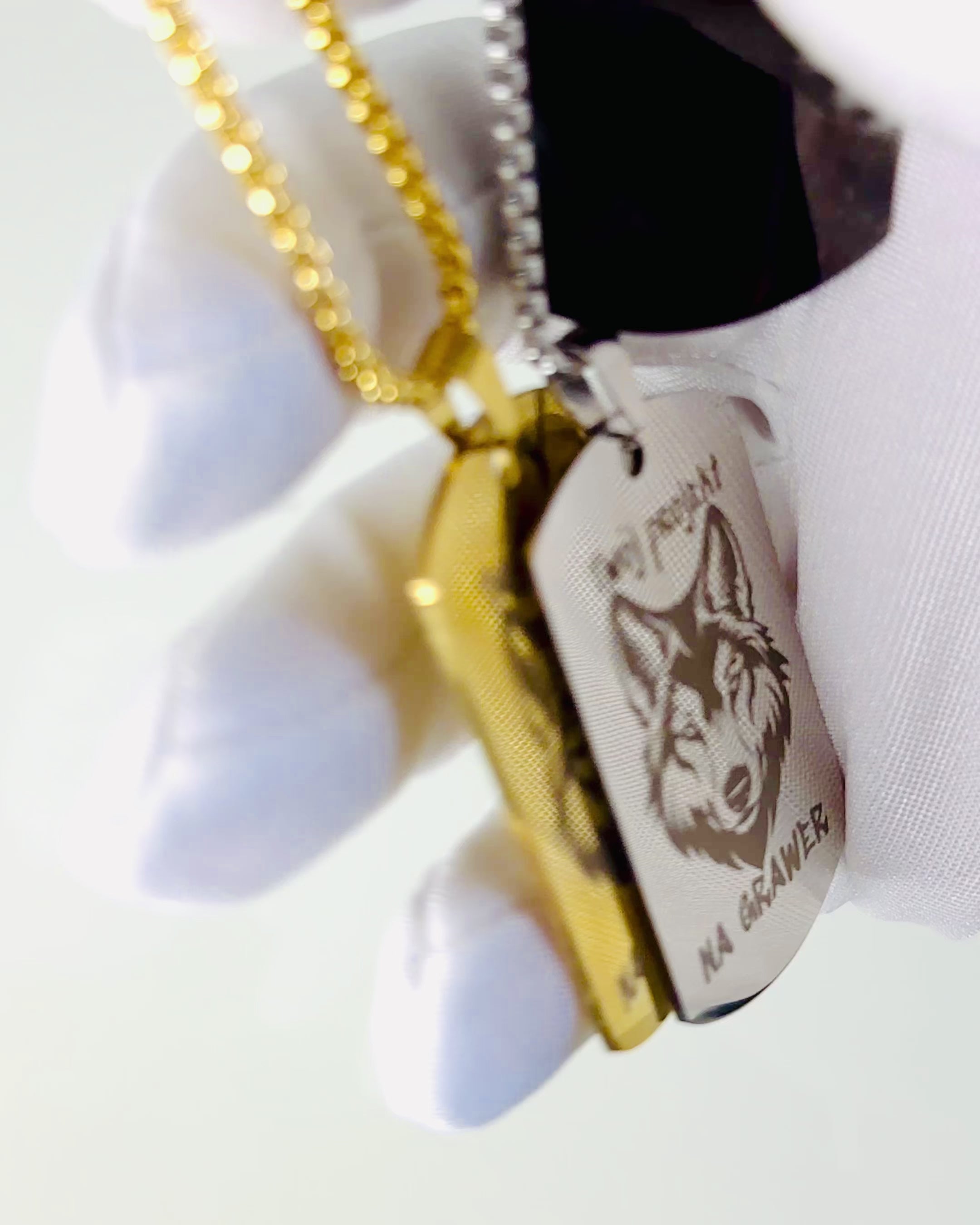 Náhrdelník s Dog Tag "Tři Odstíny Stylu" - Identifikační známka - Elegantní Přívěsek z Nerezové Oceli s Možností Gravírování