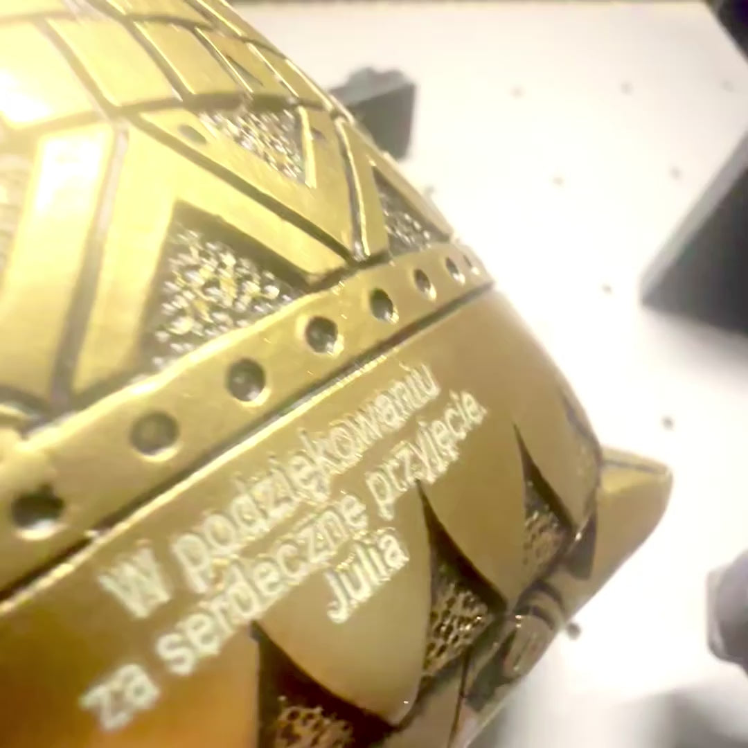 Coruja da sabedoria com possibilidade de personalização por gravação, decoração em dourado e preto, altura 13,6 cm, presente ideal para qualquer ocasião