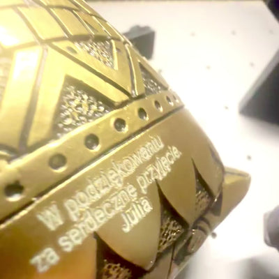 Coruja da sabedoria com possibilidade de personalização por gravação, decoração em dourado e preto, altura 13,6 cm, presente ideal para qualquer ocasião