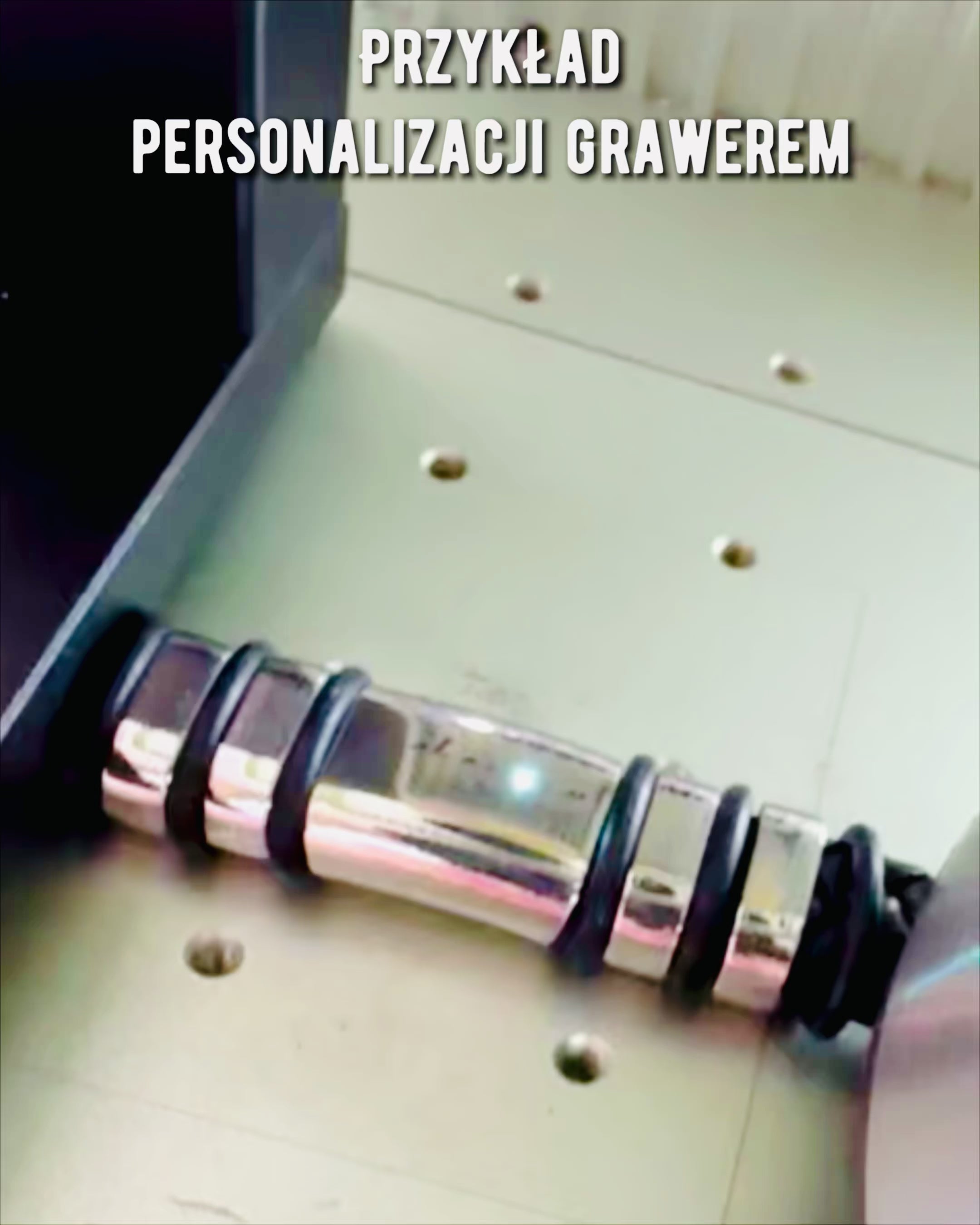 Pulseira Hip Hop Moderna para Homens com Gravação Personalizada e Fecho Magnético – Escolha o Estilo com Acabamentos em Prata ou Ouro, 22cm Couro PU