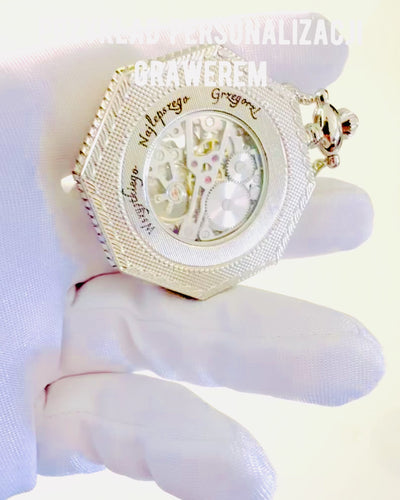 Klasisks sudraba krāsas astoņstūru mehāniskais kabatas pulkstenis ar ažūru ciparnīcu steampunk stilā