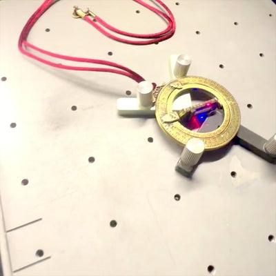 Miniatura de reloj de sol H90 con anillos astronómicos, grabado personalizado, regalo ideal, colgante burdeos, hecho de zincal y latón, diámetro 45 mm