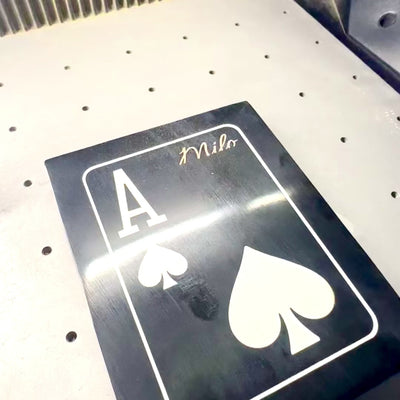 Conjunto Elegante de Cartas com Gravação Personalizada em Caixa Preta de Resina e MDF