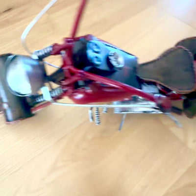 Velký kovový klasický model motocyklu chopper v červené barvě s možností personalizace gravírováním