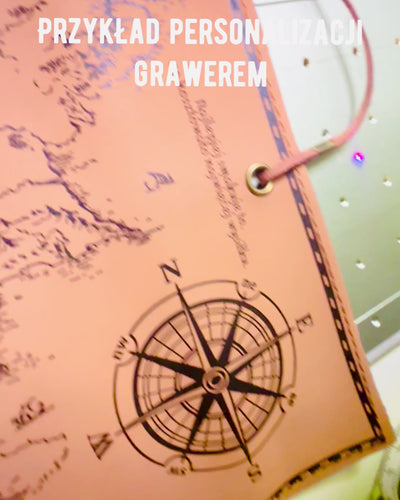 Ретро Світло-коричневий - матовий, шкіряний Пенал у Стилі Мандрівника з Картою Світу – Практичний і Місткий. Персоналізація гравіюванням.