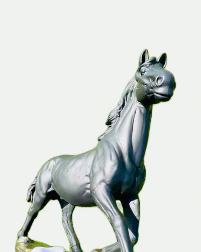 "Czarny Galop" - Elegante Figura de Caballo con Posibilidad de Grabado
