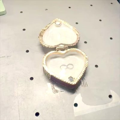 Metalna kutijica za nakit u obliku srca s kristalima, crveno-zlato-srebrna, mogućnost personalizacije gravurom, idealna za romantični poklon, dimenzije 4,8 x 4 x 2,5 cm