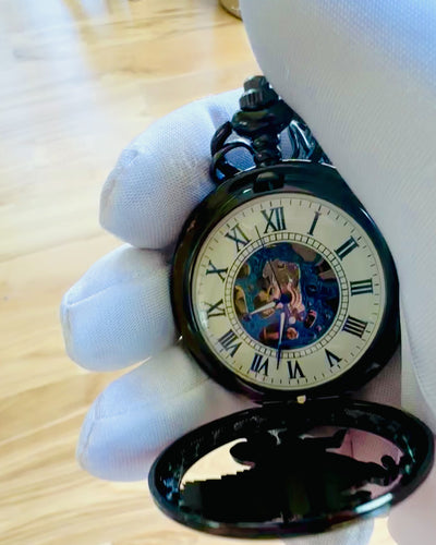 Карманний годинник "Equus Tempus" - Чорний з кінським мотивом, можливість персоналізації гравіюванням - білий циферблат