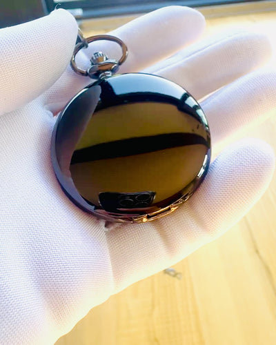 Klasikinis kišeninis laikrodis su romėniškais skaitmenimis ir grandinėle, kvarcinis, juodas blizgesys - juodos spalvos