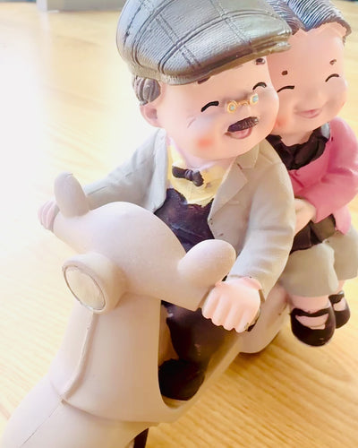 Dekorativní figurka Zamilovaní na skútru - personalizace gravírováním jako dárek