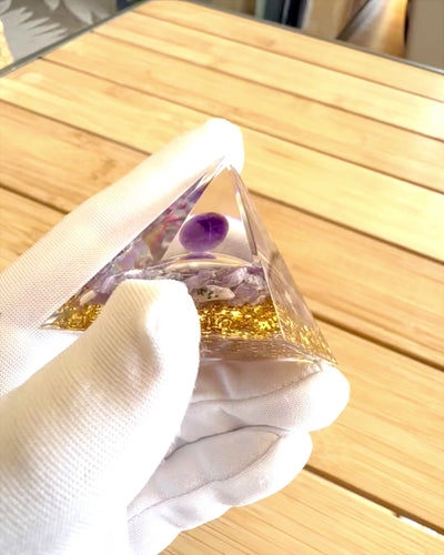 Pirámide Energética "Amethyst Star" de orgonita con cristales de amatista