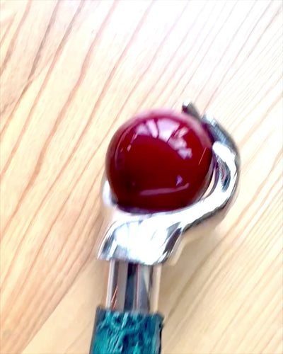 Štap za hodanje "Kraljevska Ruka" – ručno izrađen s prirodnom kožom, mogućnost personalizacije gravurom