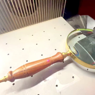 Magnifying Glass with Wooden Handle and Brass Finish in an Elegant Box with Glass Top - Ideal Gift with Engraving Option - Dimensions 23 x 10 cm, Natural Materials