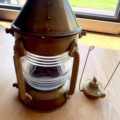 Metalna retro pomorska lampa 34 cm s mogućnošću personalizacije gravurom u boji patiniranog mesinga
