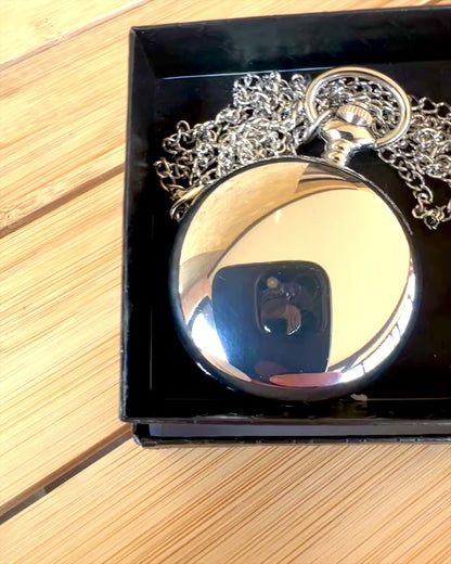 Elegante Relógio de Bolso "Clássico Temporal", cor prateada, possibilidade de personalização com gravação para presente