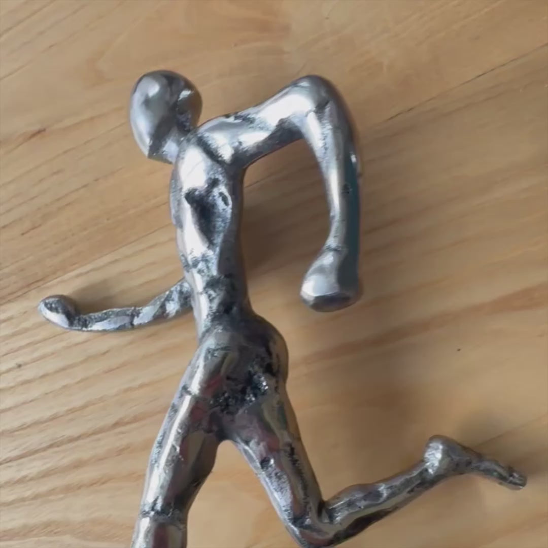 Soška běžce, kovová figurka s gravírováním