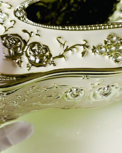 Dėžutė servetėlėms su įspaustu rožių raštu - elegantiškas interjero priedas, balta