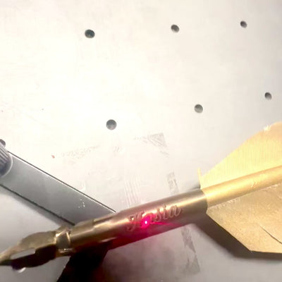 Pluma de ganso dorada para caligrafía con opción de grabado personalizado