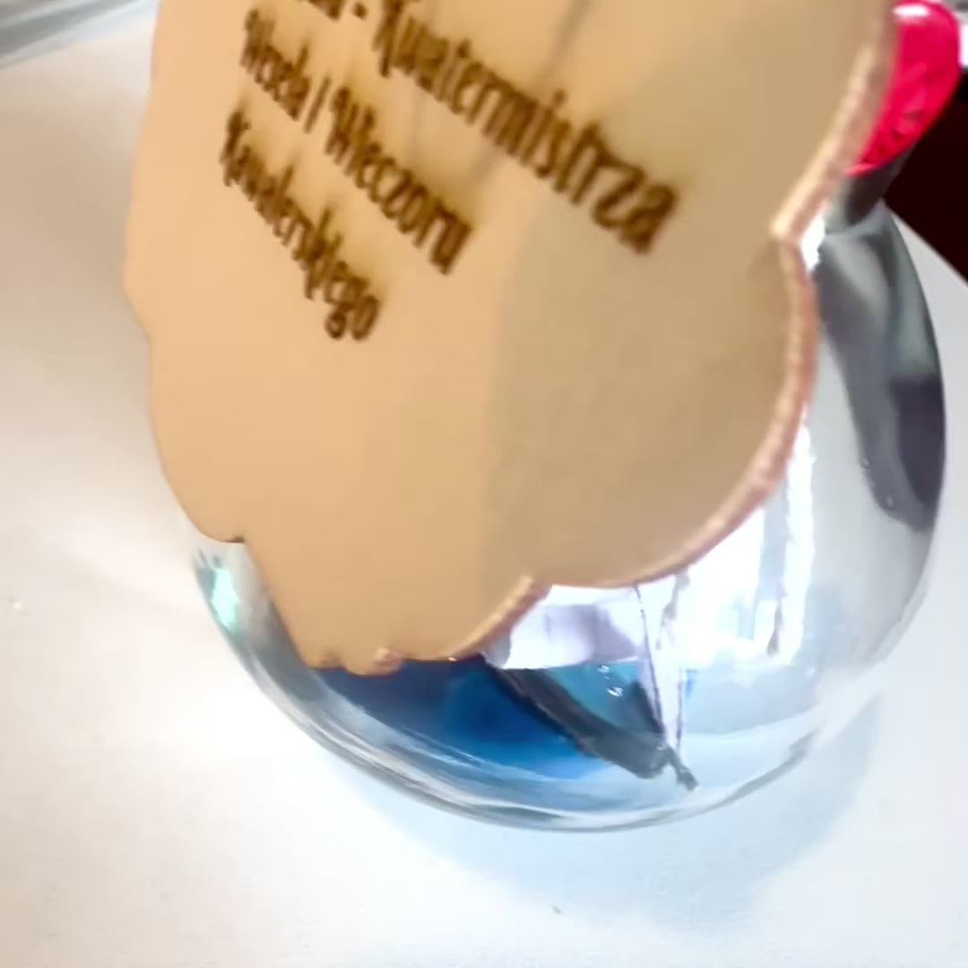 Minijaturni jedrenjak u boci s mogućnošću personalizacije gravurom – klasična pomorska dekoracija za poklon, 10 x 10 x 11 cm