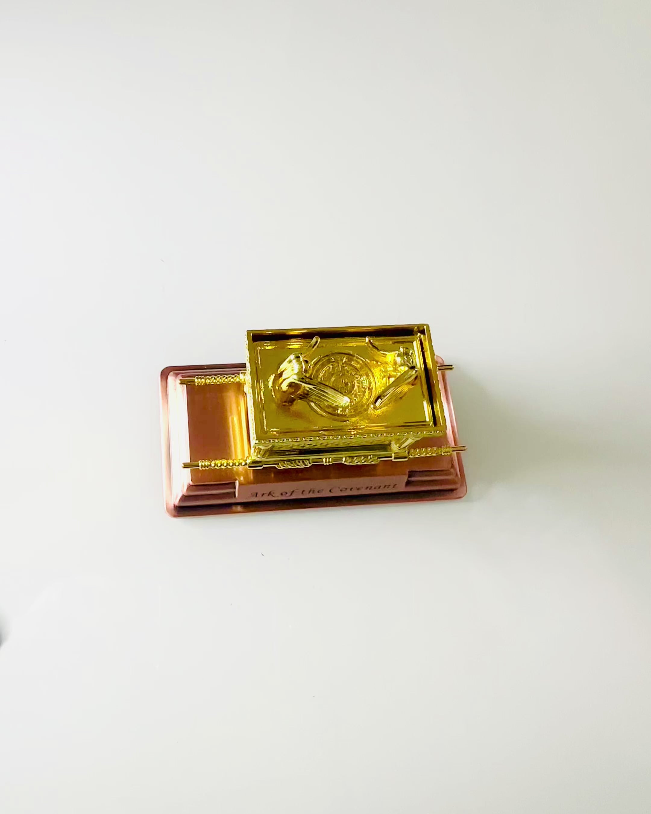 „Didinga Sandoros Skrynios Miniatiūra Auksiniame Rėme 11,2 x 5,8 x 7,3 cm - Išskirtinė skrynia, Dekoracija Auksiniame Leidime”