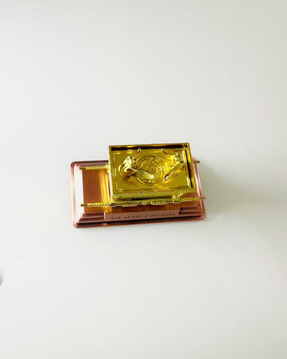 „Didinga Sandoros Skrynios Miniatiūra Auksiniame Rėme 11,2 x 5,8 x 7,3 cm - Išskirtinė skrynia, Dekoracija Auksiniame Leidime”
