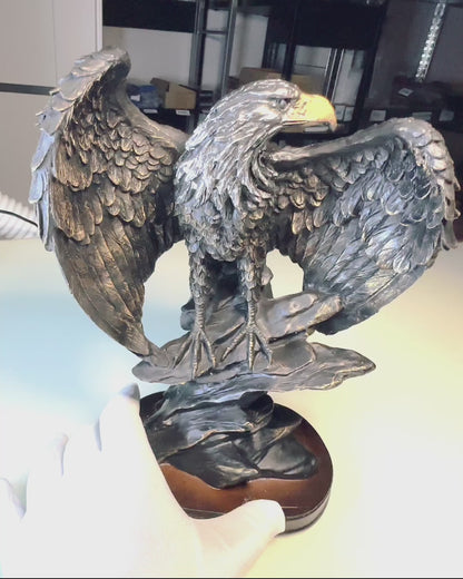 Statuetă Decorativă „Vulturul Zburător” – Simbol Majestuos al Forței și Libertății