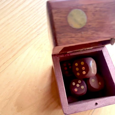 Dados de madera para juego en caja elegante con posibilidad de personalización con grabado