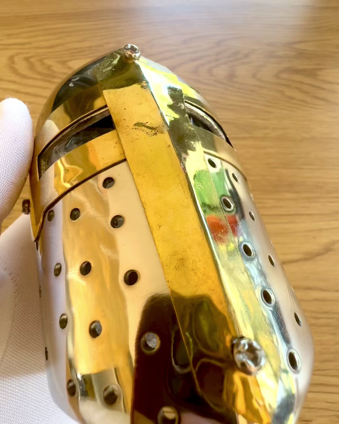 Mini viteški šljem „Guardian” od mjedi – ručno izrađen, 12 cm, s mogućnošću personalizacije gravurom, savršen poklon
