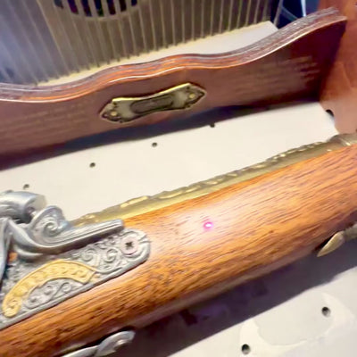 Replică de pistol cu capsă din secolul al XVIII-lea pe suport, cu posibilitate de personalizare prin gravură - Element decorativ elegant și cadou ideal pentru pasionații de istorie - Realizat din metal și lemn, lungime 38 cm