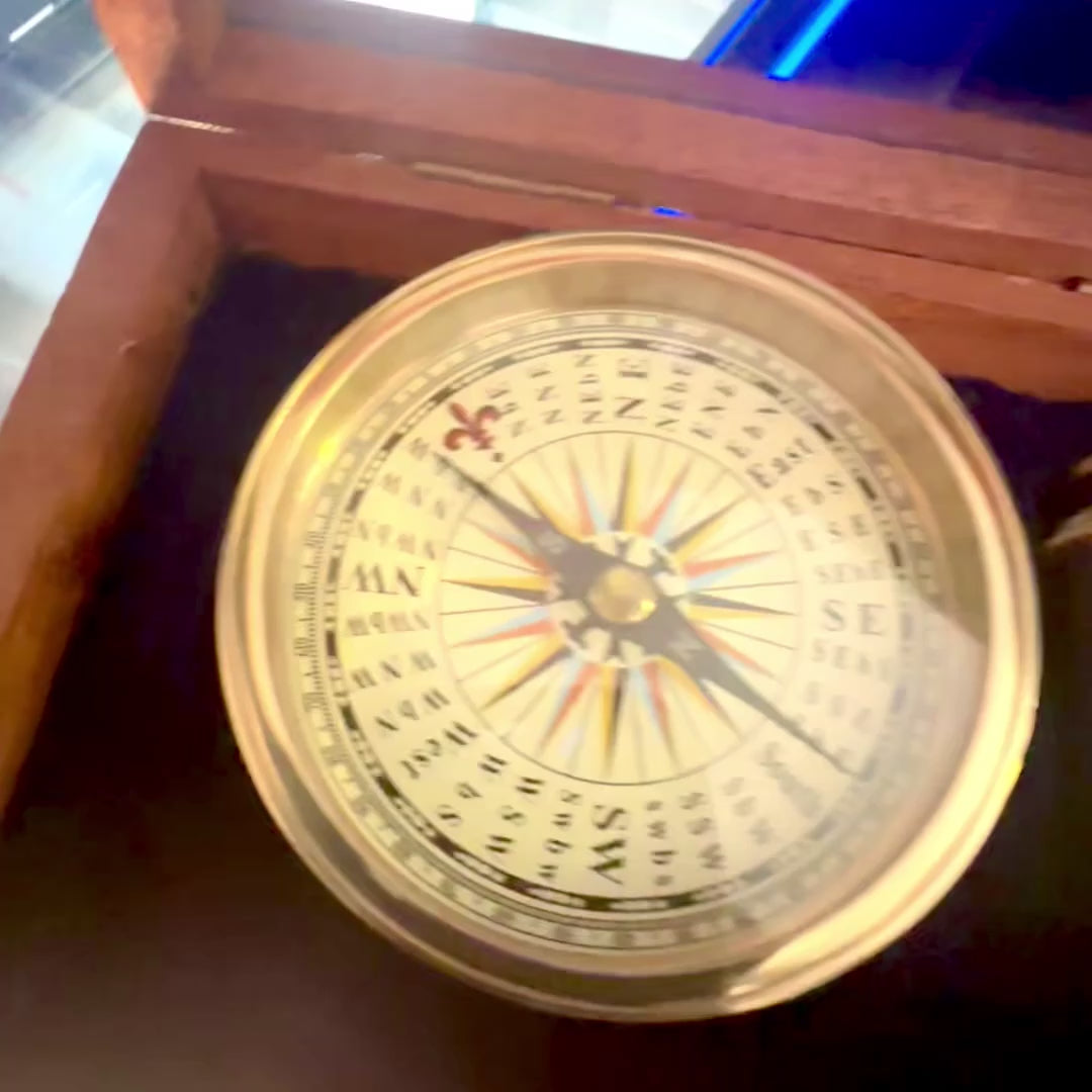 Set de regalo con brújula de latón y catalejo en elegante caja de madera con grabado