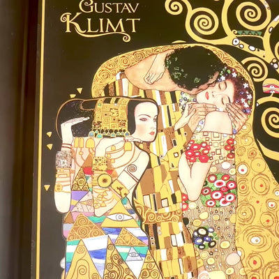 G. Klimt laptop stand, The Kiss (CARMANI), with the option of personalization by engraving, ideal as a gift, dimensions 30.5x40.5cm, stylish and comfortable for working on your lap
