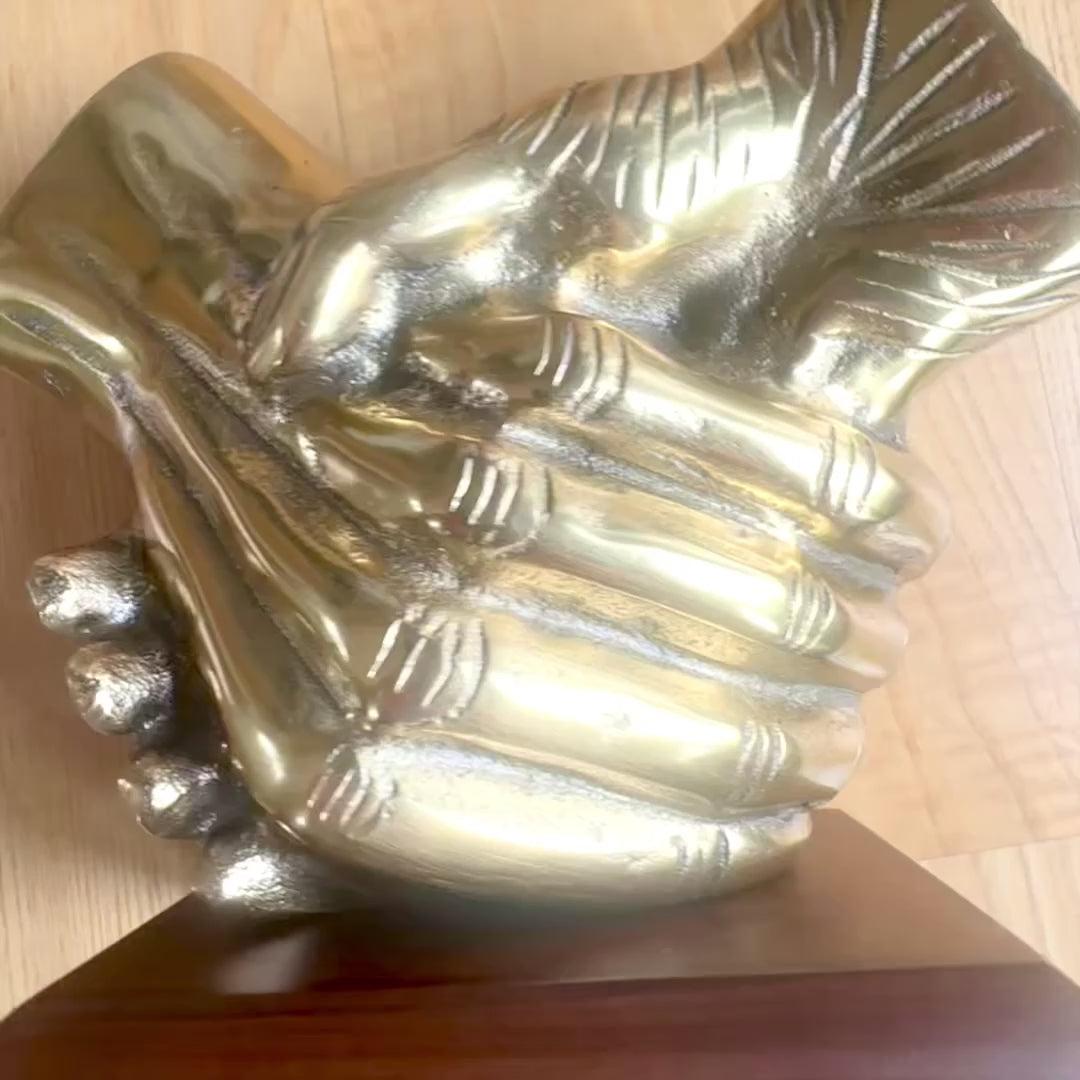 Figura decorativa de apretón de manos con posibilidad de personalización con grabado