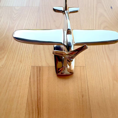 Modelo de avión monomotor N-0896 de aluminio en color plateado, 17x14x11 cm