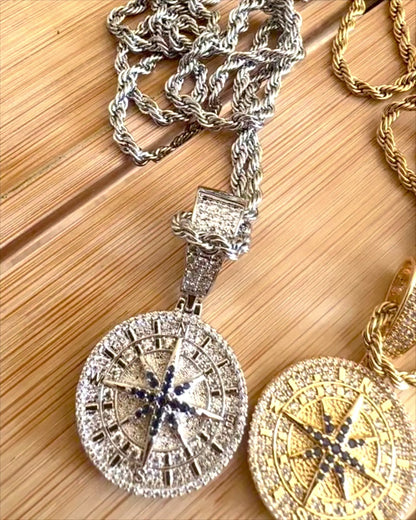 Colar com Pendente de Bússola em Estilo Glamour com Zircónias para Mulheres e Homens - 2 variantes à escolha, personalização com gravação para presente