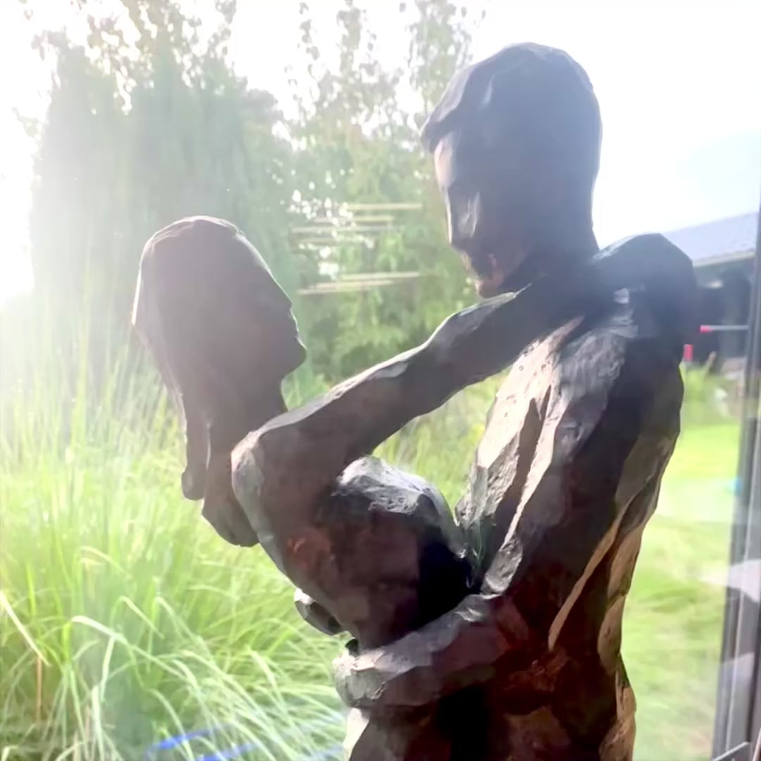 Estatueta decorativa Casal a Dançar com gravação – presente romântico para casamento ou aniversário – altura 28 cm, feita em polyresina, design elegante em cores profundas