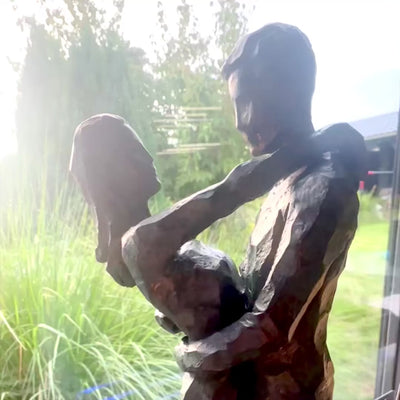 Estatueta decorativa Casal a Dançar com gravação – presente romântico para casamento ou aniversário – altura 28 cm, feita em polyresina, design elegante em cores profundas