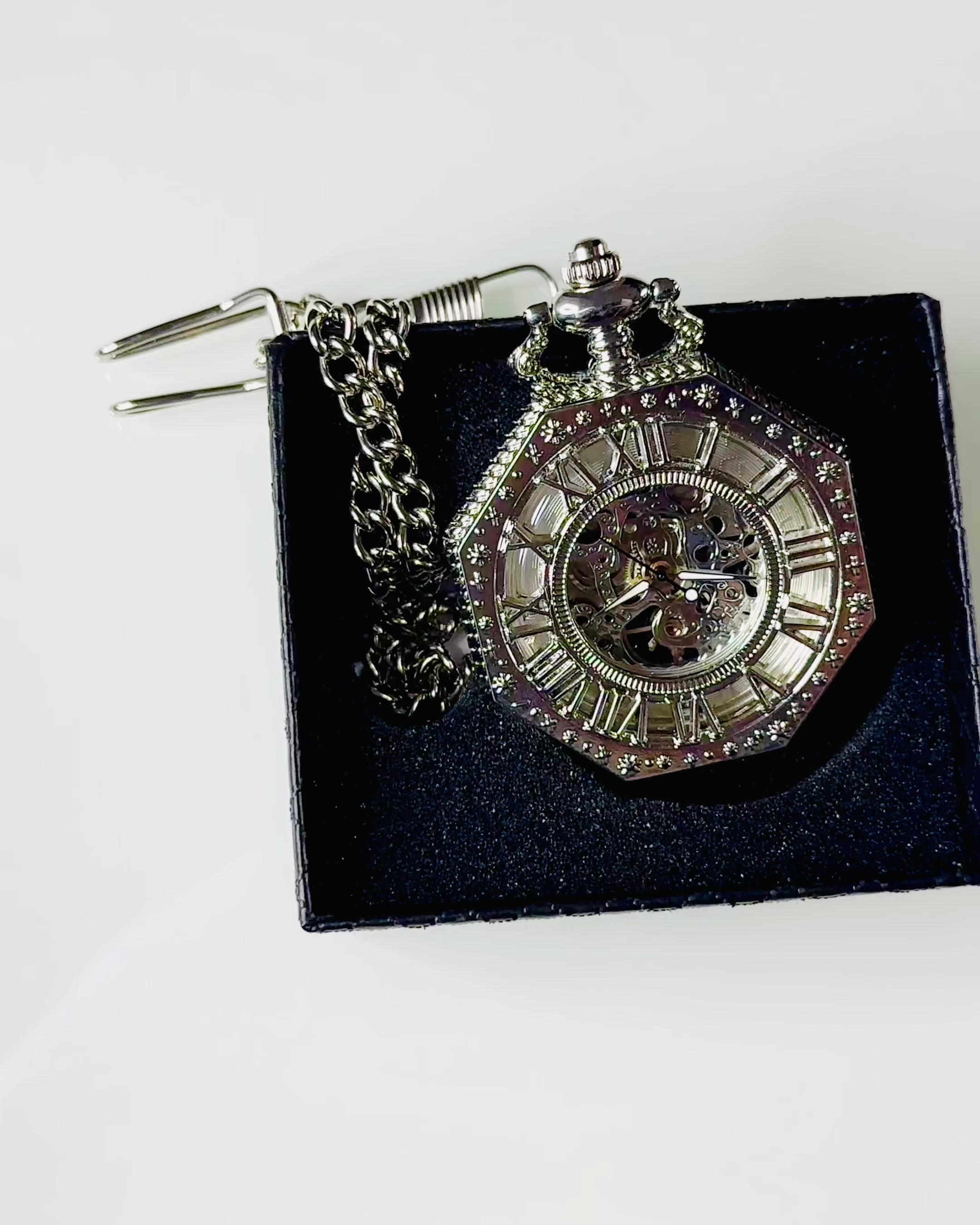 Klasikinis sidabrinės spalvos aštuonkampis mechaninis kišeninis laikrodis su ažūrine ciferblatu steampunk stiliuje