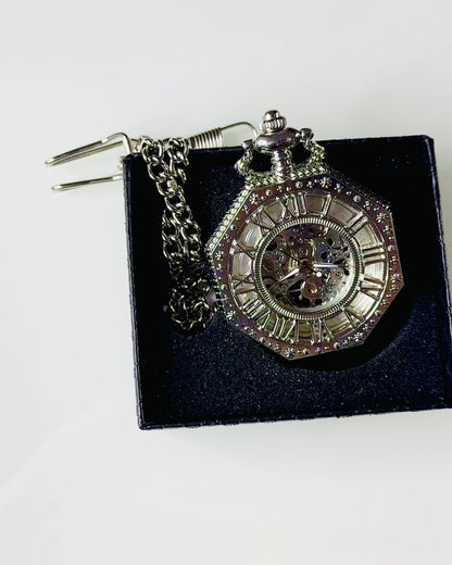 Klasikinis sidabrinės spalvos aštuonkampis mechaninis kišeninis laikrodis su ažūrine ciferblatu steampunk stiliuje