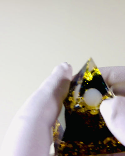 Оргонітова пірамідка з обсидіаном – генератор енергії чакр, інструмент для медитації Рейкі з натуральним каменем