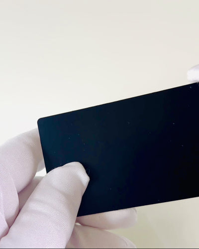 Cartão de Visita Exclusivo em Metal Preto com Possibilidade de Personalização – Ideal para Presente