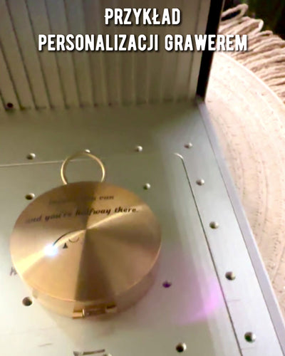 Busolă de Navigație în Stil Retro – Instrument Portabil și Precis pentru Determinarea Direcției pentru Călători și Exploratori. Gravură, personalizare.