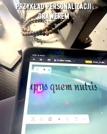 Spēka Bulta – Kaklarota ar Melno Obsidianu un Koka Pērlītēm, personalizācija ar gravējumu dāvanai