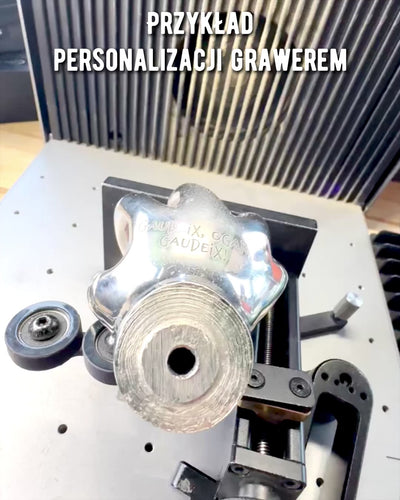 Walking Cane "Royal Hand" – hand-carved from Indian mango wood, customizable with engraving