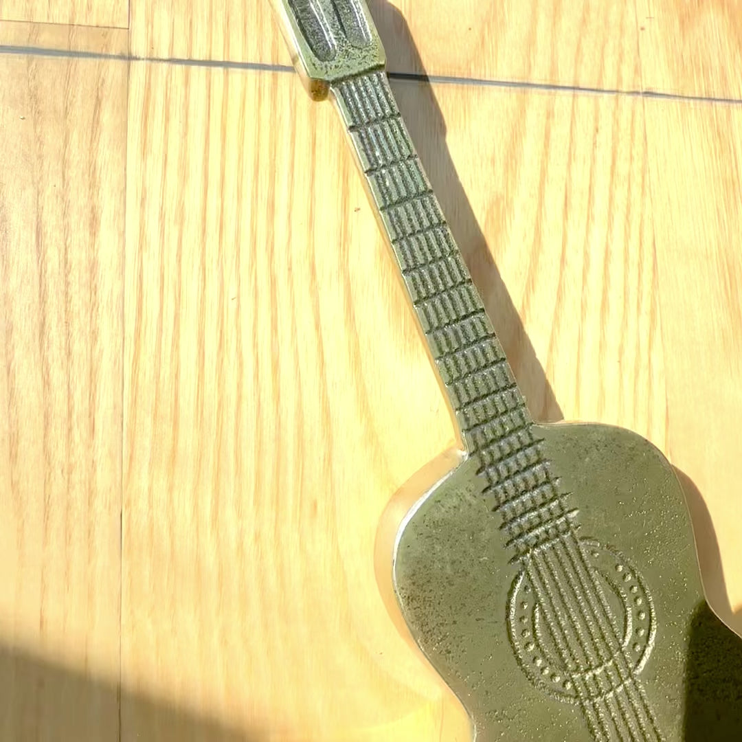 Guitarra decorativa metálica MUS-20 con opción de grabado personalizado