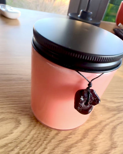 Соєва інтенційна свічка 250 мл з натуральним каменем – оберіть свою енергію: цитрин або гранат, персоналізація гравіюванням для подарунка