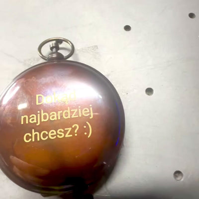 Retro turizmo žalvarinis kompasas su antikvariniu apdaila ir galimybe graviruoti – ideali dovana keliautojams ir gamtos mylėtojams – matmenys 6 x 5 x 1,75 cm, uždengia stiklo apsaugos dangtelį
