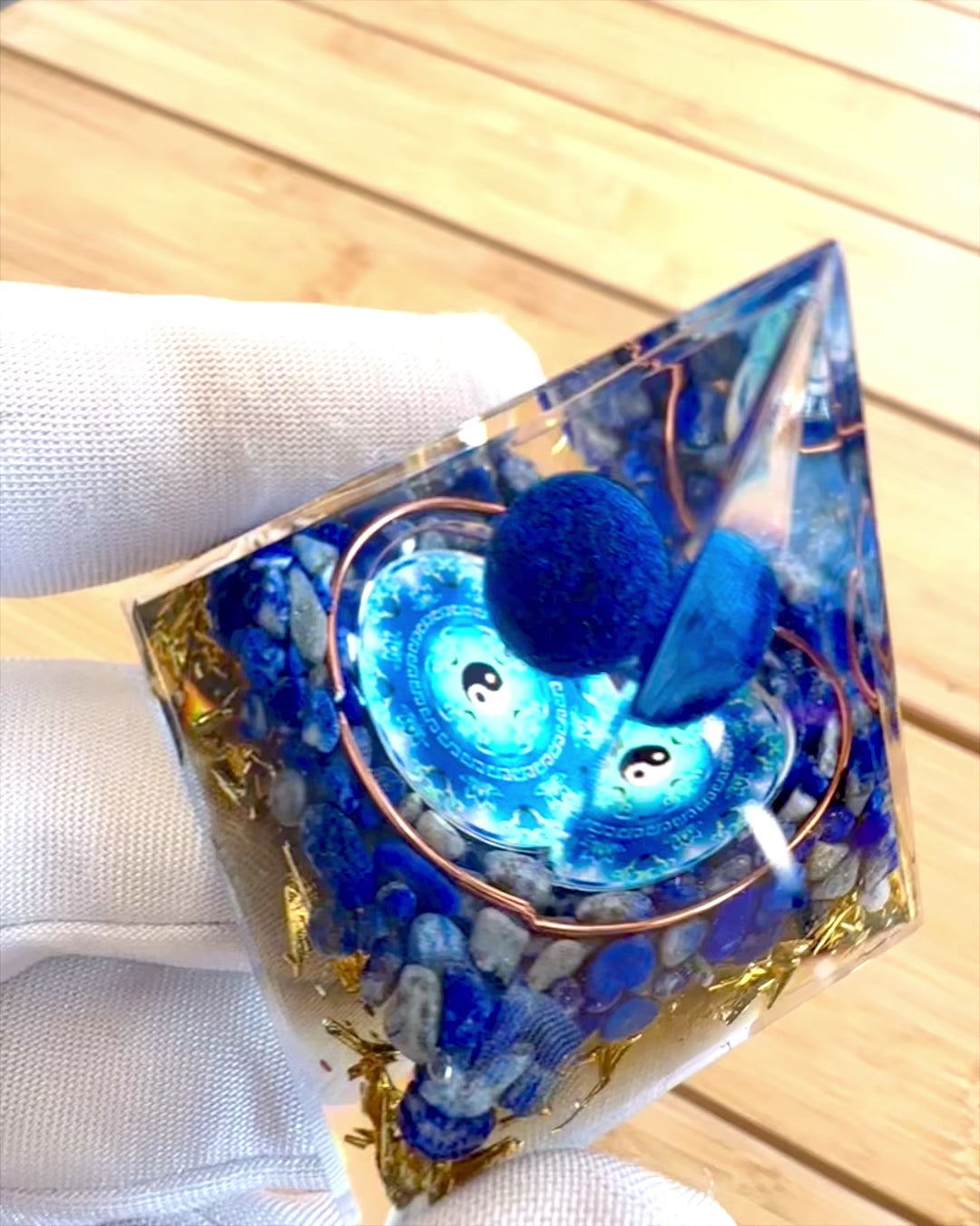 Pirâmide Energética orgonite "Zenith" com Lápis-Lazúli, ideal para presente