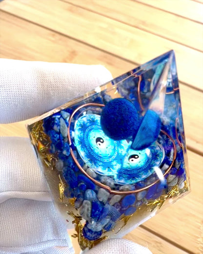 Pirâmide Energética orgonite "Zenith" com Lápis-Lazúli, ideal para presente