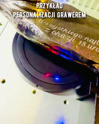 "Czarny Galop" - Elegantní Soška Koně s Možností Gravírování