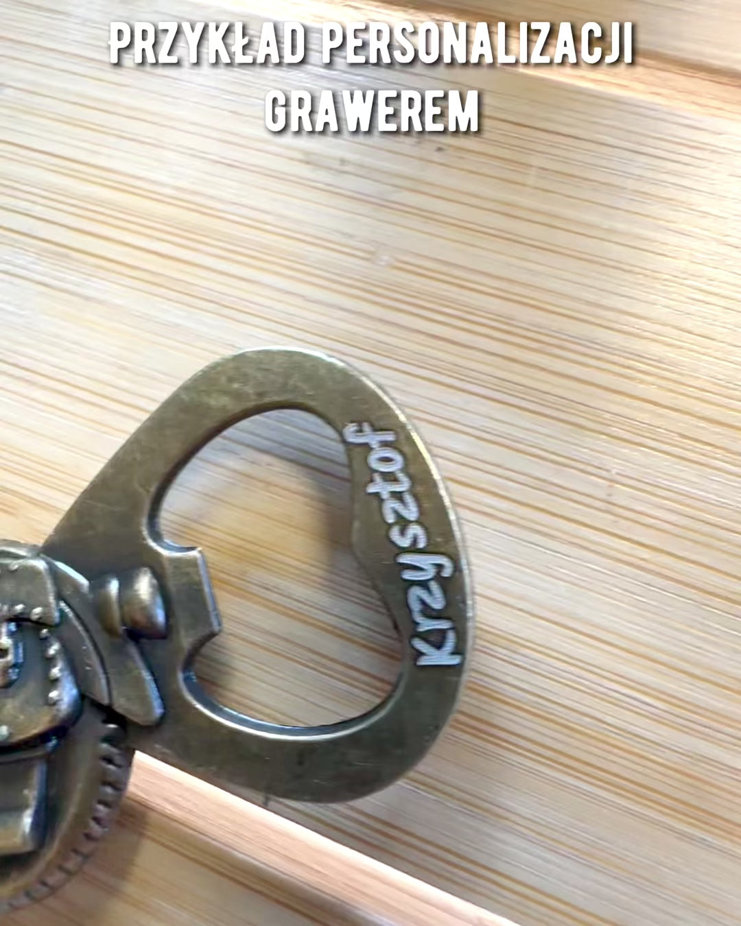 Otvírák na lahve ve tvaru motocyklu - personalizace gravírováním jako dárek